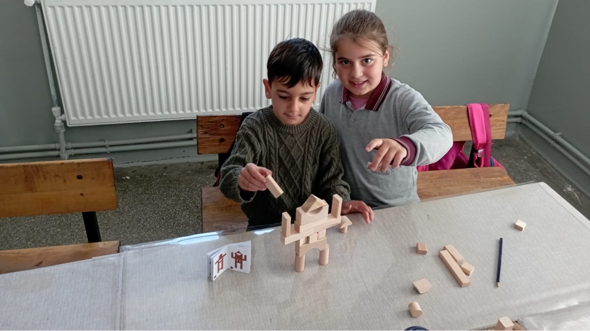 2. Sınıf Öğrencileri Geometrik Cisimlerle Yaratıcı Yapılar Tasarladı